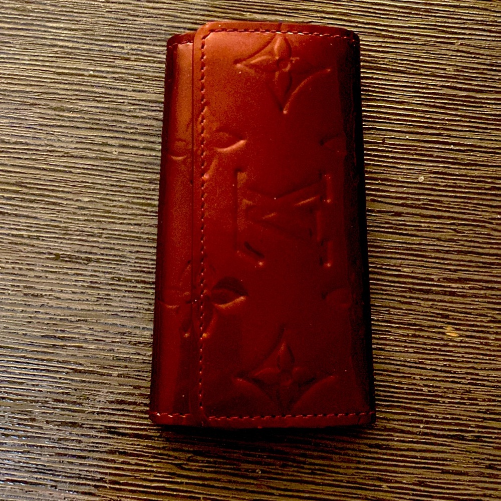 Beautiful LV key wallet: preloved item
